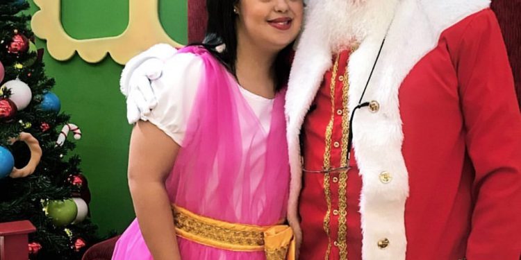 Papai Noel que se comunica por Libras e assistente de Noel com síndrome de Down levam inclusão e representatividade ao Colinas Shopping