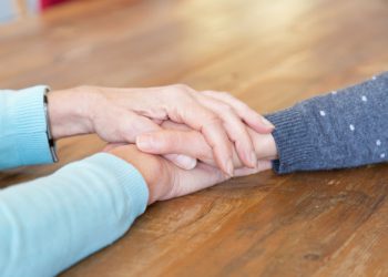 O que ninguém vê: Impacto da doença de Alzheimer no cuidador