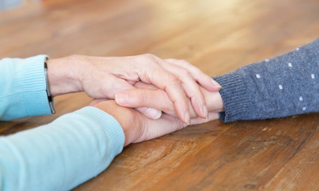 O que ninguém vê: Impacto da doença de Alzheimer no cuidador