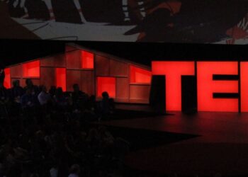 Dispositivo que permite controlar computadores, celulares e etc com o pensamento.