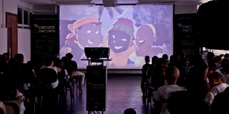 CIRCUITO CINE CURTA LEVA A MAGIA DO CINEMA PARA MILHARES DE ALUNOS DE ESCOLAS PÚBLICAS DO PAÍS