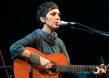 Adriana Calcanhotto retorna aos palcos no Teatro Claro Rio