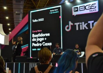 Showcase faz tradução em Libras no estande do Tiktok