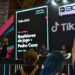 Showcase faz tradução em Libras no estande do Tiktok