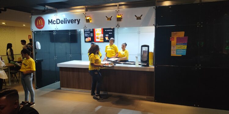 MCDelivery: Operadora de restaurante no Expo Center Norte Inova Durante a Brasil Game Show