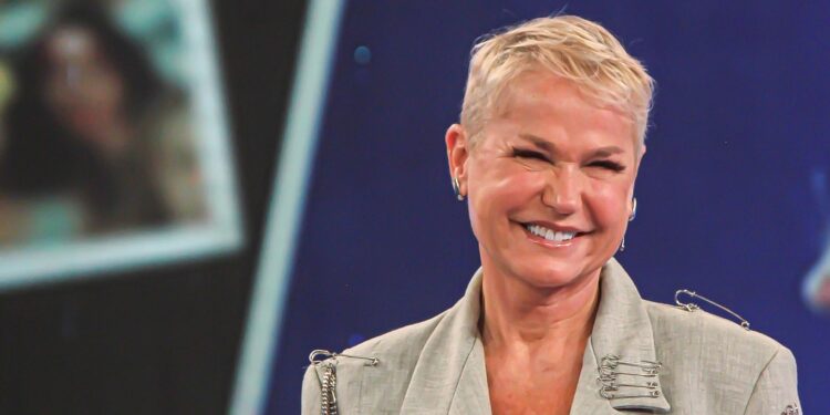 CCXP 2023: Xuxa é Coroada com Ovação e Prêmio na Noite de Abertura do Evento Geek