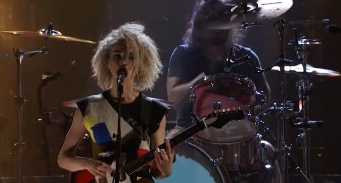 St. Vincent Surpreende com Lançamento de “Flea” e Anuncia Novo Álbum “All Born Screaming