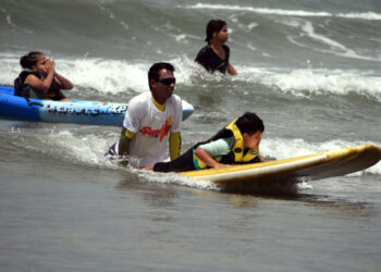 Copacabana recebe evento de surfe para pessoas com deficiência
