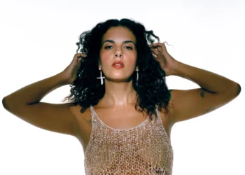 Céu leva turnê do novo álbum Novela ao Rio de Janeiro com convidados especiais