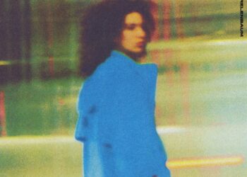 Dora Morelenbaum estreia em carreira solo com “Pique”, uma obra introspectiva e ousada