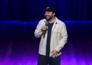 Raphael Ghanem encanta o público no Qualistage com o stand-up “Se é que você me entende”