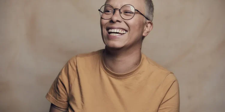 Maria Gadú celebra duas décadas de carreira com show emocionante no Circo Voador