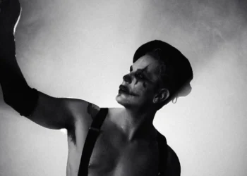 Christian Chávez retorna à música com single intimista sobre identidade e superação