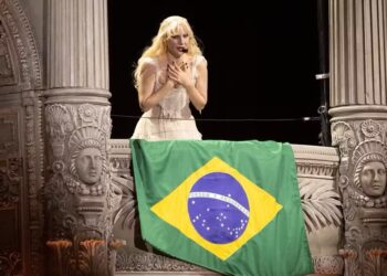 Lady Gaga hipnotiza multidão em Copacabana com show teatral e histórico