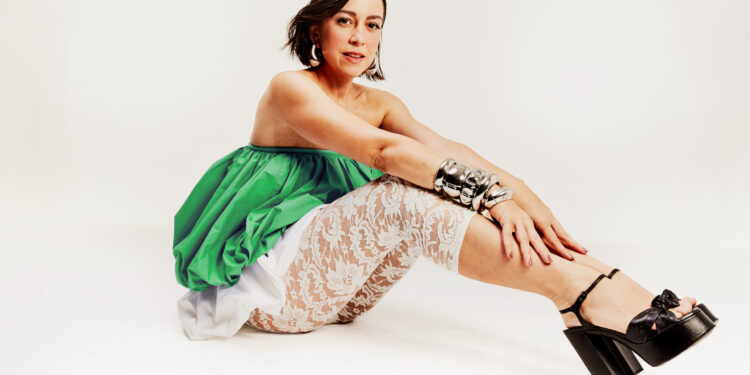 Roberta Sá revisita o passado com frescor no show “Braseiro 2.0” no Circo Voador