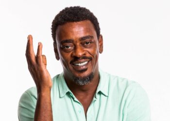 Seu Jorge transforma o Qualistage em pista de afeto com “Baile à la Baiana”
