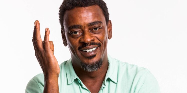 Seu Jorge transforma o Qualistage em pista de afeto com “Baile à la Baiana”