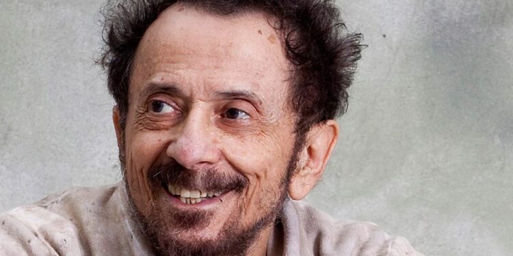 O mestre está de volta! Tom Zé retorna ao Circo Voador para show imperdível