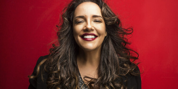 Ana Carolina Celebra 25 Anos de Carreira com EP Inédito “Ainda Já” e Estreia da Turnê “25 Anas” no Qualistage!