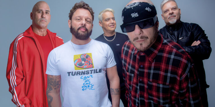 Tihuana celebra 25 anos com show no The Town e participação especial de Andreas Kisser