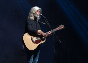 Oswaldo Montenegro estreia nova turnê com show multimídia no Rio