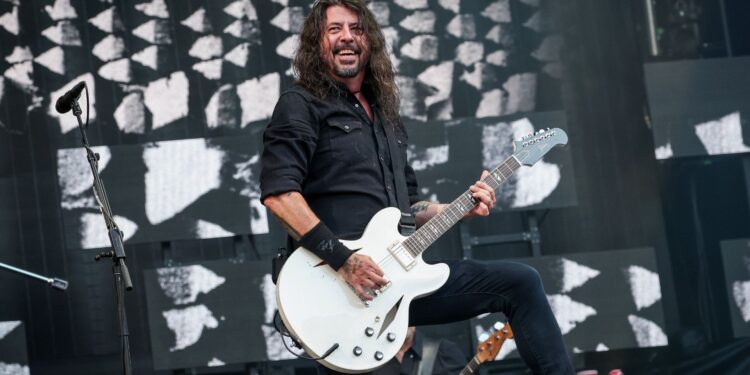 Foo Fighters Deixa o Luto Para Trás e Mira o Futuro com Novo Hino e Turnê de Estádios