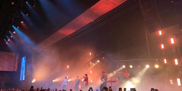 Lagum Pinta o Qualistage com “As Cores, As Curvas e as Dores do Mundo” em Espetáculo de Reinvenção e Profundidade