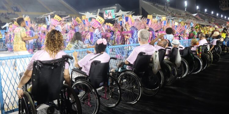 Sapucaí Acessível: Prefeitura do Rio distribui ingressos gratuitos para pessoas com deficiência no Carnaval 2026