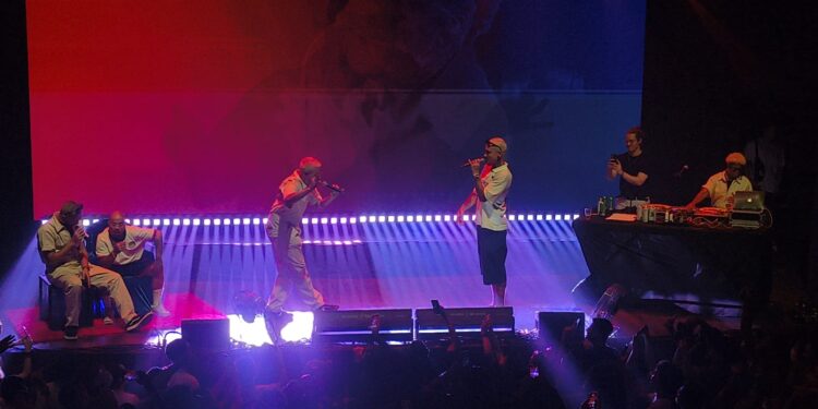 De volta ao Circo Voador, Yago Opróprio entrega show vibrante e cheio de conexão com o público