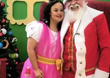 Papai Noel que se comunica por Libras e assistente de Noel com síndrome de Down levam inclusão e representatividade ao Colinas Shopping