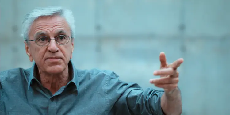 “NARCISO EM FÉRIAS”, DOCUMENTÁRIO SOBRE PRISÃO DE CAETANO VELOSO EM 1968, É SELECIONADO PARA O FESTIVAL DE VENEZA