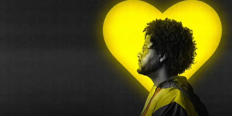 Emicida oferece abraço coletivo por meio do lançamento de AmarElo – Ao Vivo, que chega em todas plataformas de streaming de áudio e na Netflix