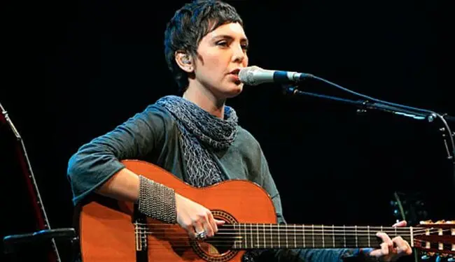 Adriana Calcanhotto retorna aos palcos no Teatro Claro Rio