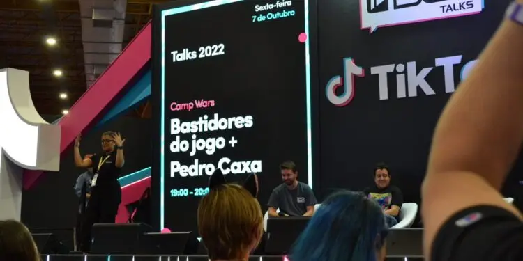 Showcase faz tradução em Libras no estande do Tiktok