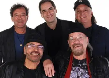 Banda The Fevers se apresenta no palco do Imperator dia 26 de Outubro