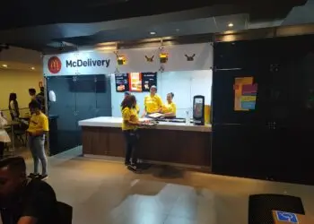 MCDelivery: Operadora de restaurante no Expo Center Norte Inova Durante a Brasil Game Show