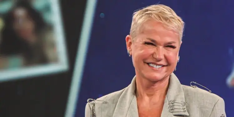 CCXP 2023: Xuxa é Coroada com Ovação e Prêmio na Noite de Abertura do Evento Geek