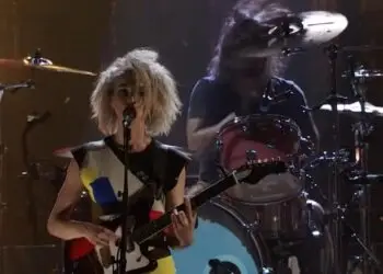 St. Vincent Surpreende com Lançamento de “Flea” e Anuncia Novo Álbum “All Born Screaming