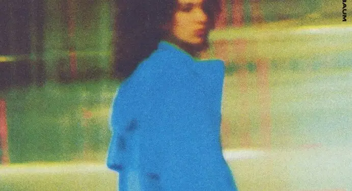 Dora Morelenbaum estreia em carreira solo com “Pique”, uma obra introspectiva e ousada