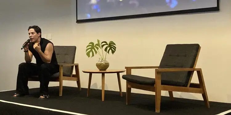 Christian Chávez e a Música Como Expressão de Identidade e Superação