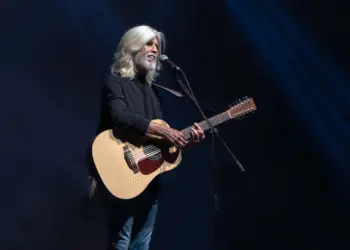 Oswaldo Montenegro estreia nova turnê com show multimídia no Rio