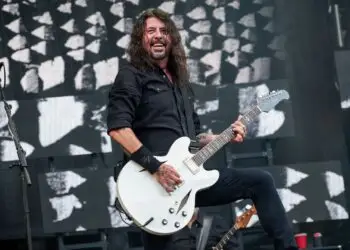 Foo Fighters Deixa o Luto Para Trás e Mira o Futuro com Novo Hino e Turnê de Estádios